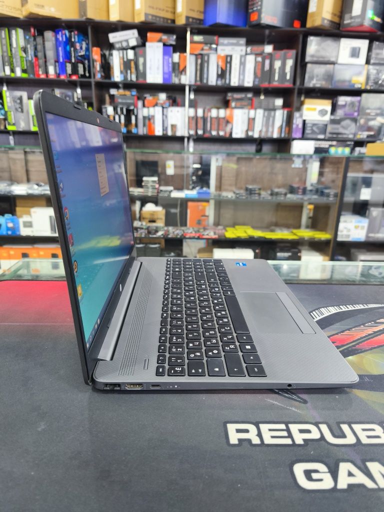 HP Laptop (i5-1235U/8/256)