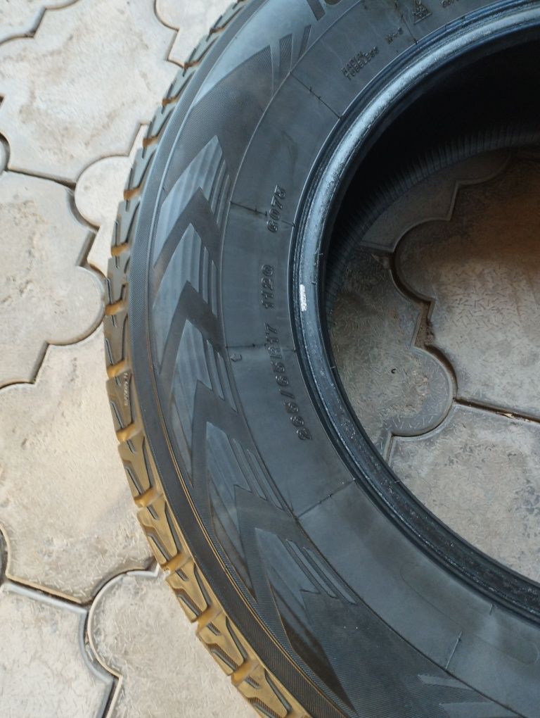Шины Yokohama 265/65/ R17 почти новые