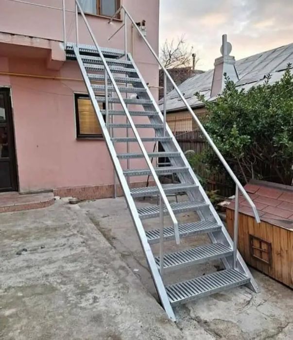 Scări metalice zincate