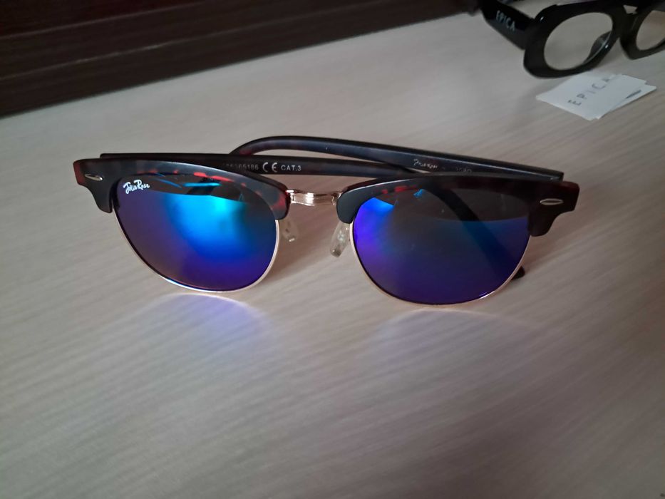 Vand ochelari de soare, zile innorate si simpli