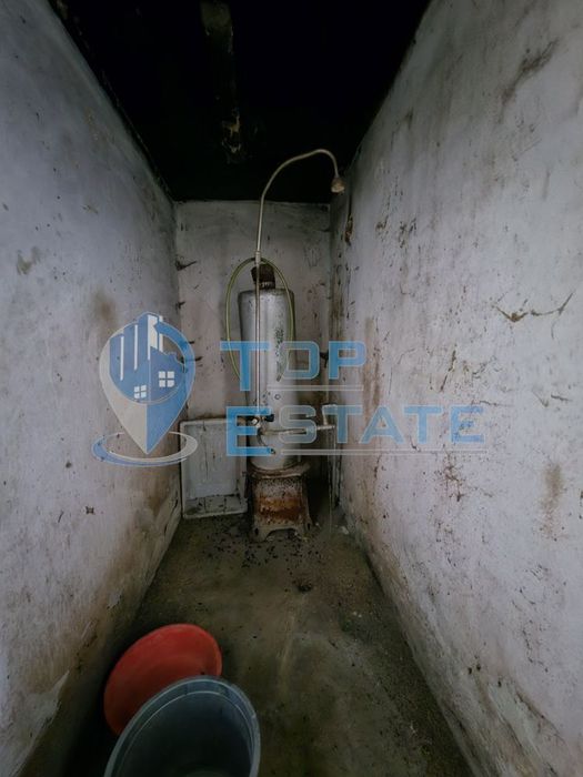 Двуетажна къща с кладенец и допълнителни постройки в с. Стефан Стамбо