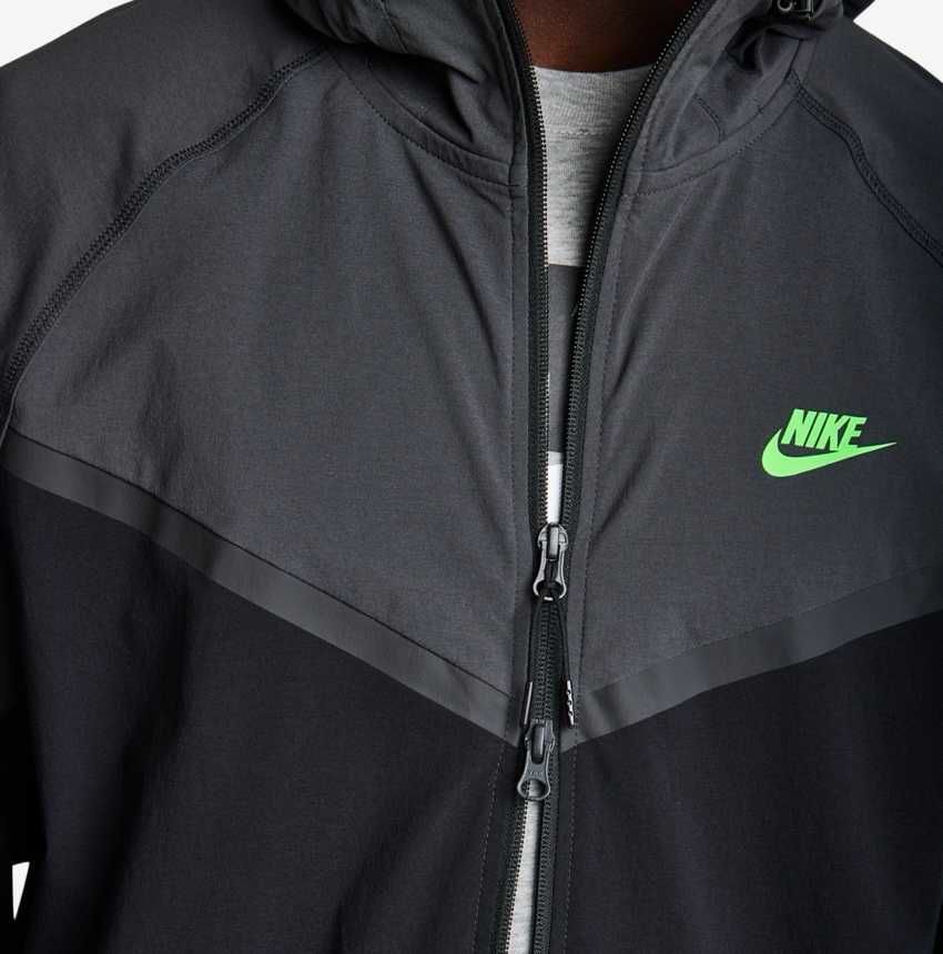 Nike tech woven size L