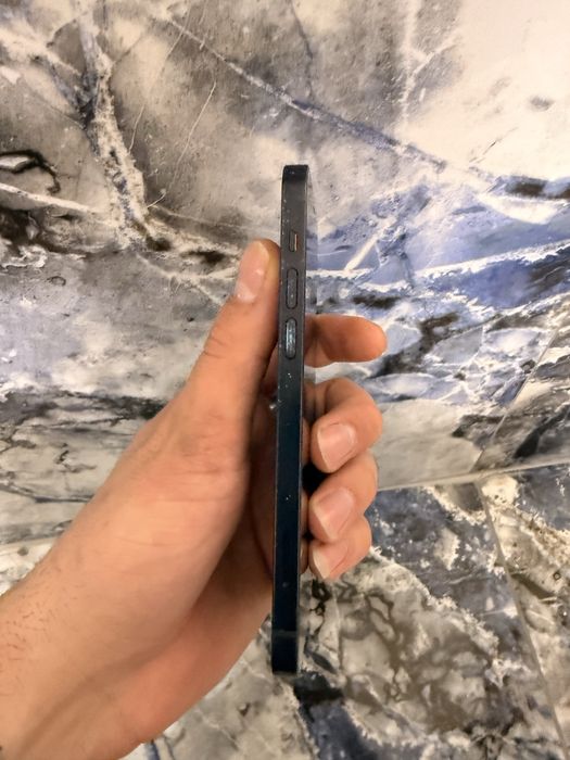 Продавам Iphone 12 64gb