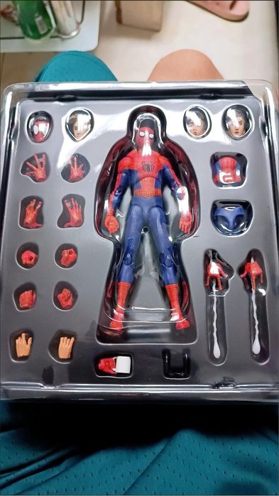 Фигурка человек паука из через вселенные