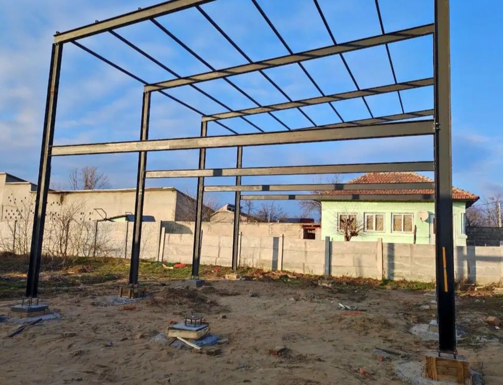 Structurile metalice sunt compuse din ferme ,stalpii,pane de acoperiș