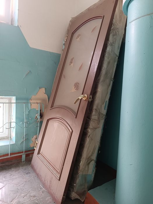 Продаю двери железная (с металлическим коробом)  и деревянная