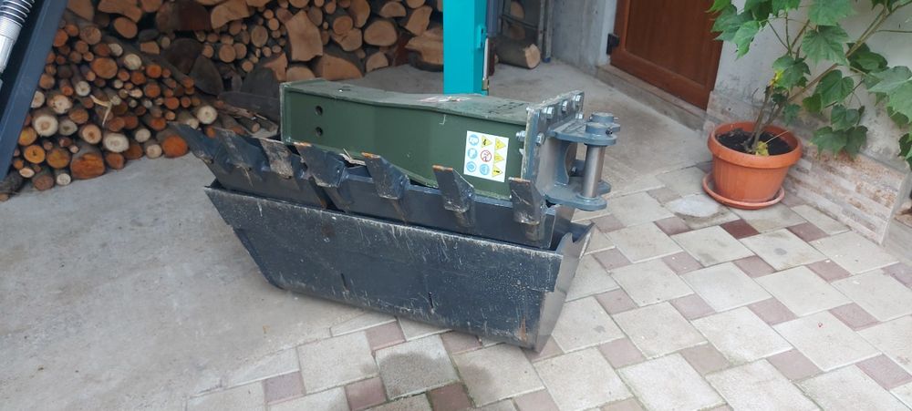 Transport sorturi și efectuez lucrări cu miniexcavator.