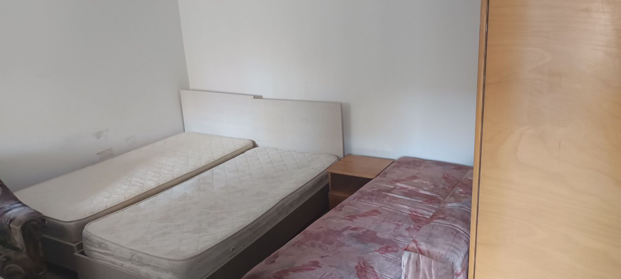 Închiriez casa la curte