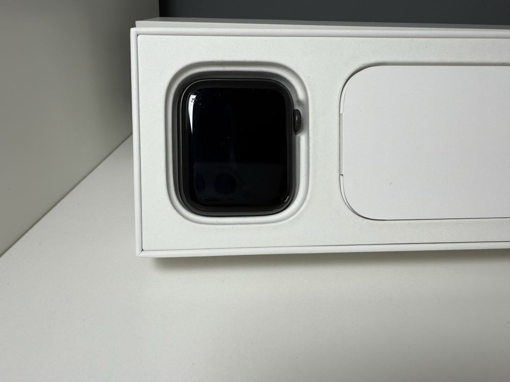 Apple Watch Series 5 44mm Space Gray Aluminium