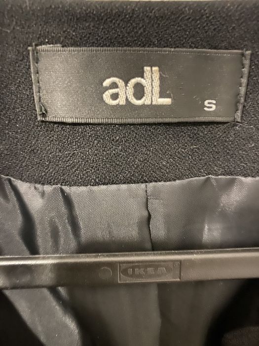 Дамско черно сако на марката ADL