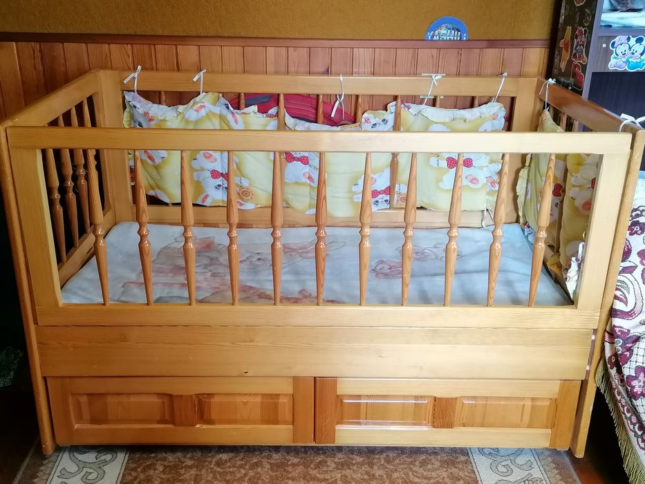 Детско легло с люлеещ механизъм