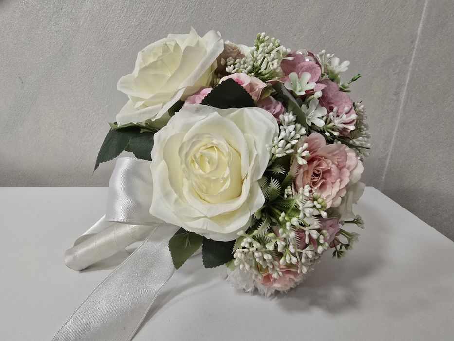 Булчински/сватбен букет и кутия за подаръци/пари