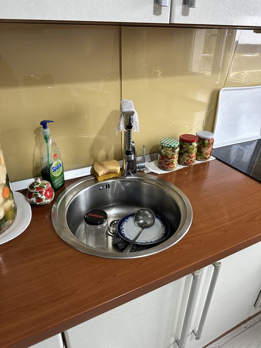 Vand mobila bucatarie cu electrocasnice