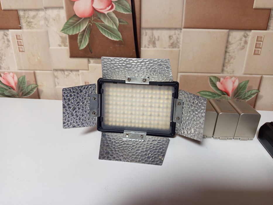 Lampa led cu voleti , 3 baterii si incarcator panasonic