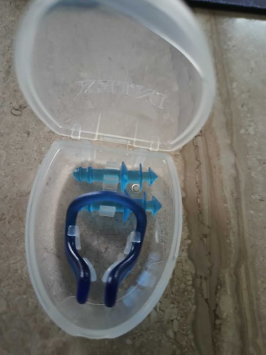 Продавам професионален комплект щипка за нос и тапи за уши за плуване