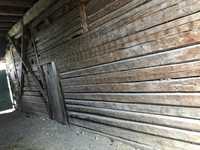 De vanzare sura veche cu mult lemn de brad