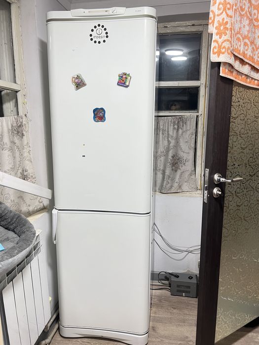 Продам холодильник Indesit