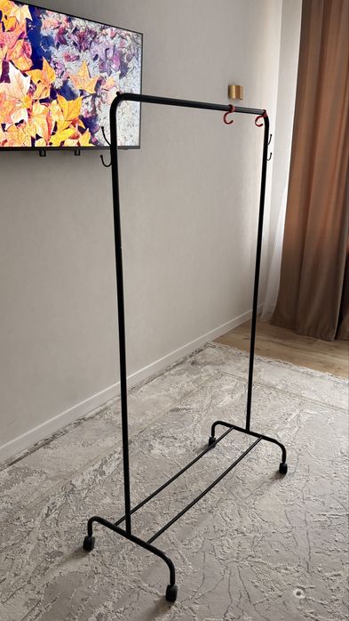 Продам напольную вешалку для одежды