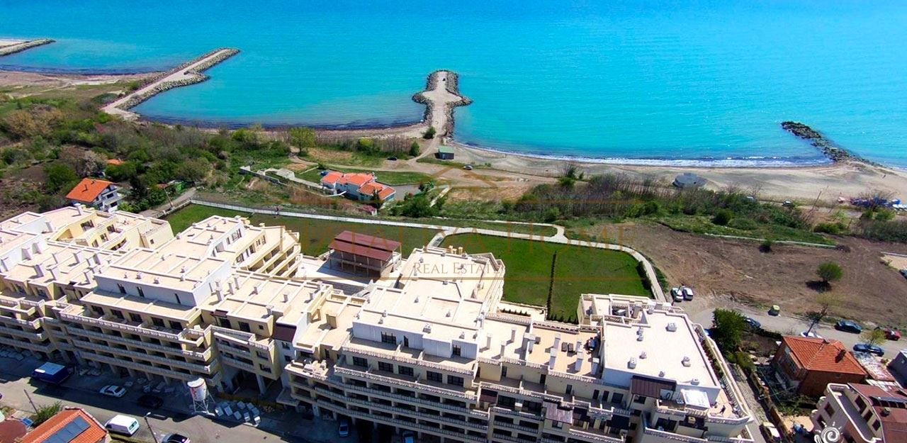 Тристаен апартамент в кв.Сарафово на първа линия море