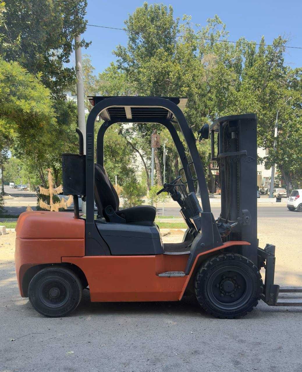 Погрузчик Кара хитой JTC сотилади, 2008 йил, 3,5 т. 3 м. холат зур