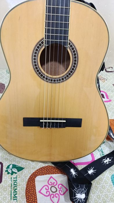 Gitara sotiladi yangi yaqinda olingan