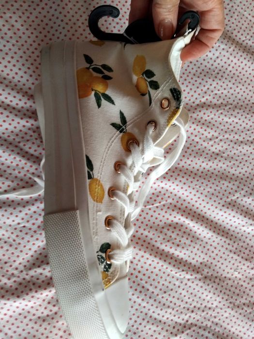 Дамски кецове ,нови ,с жълти плодове