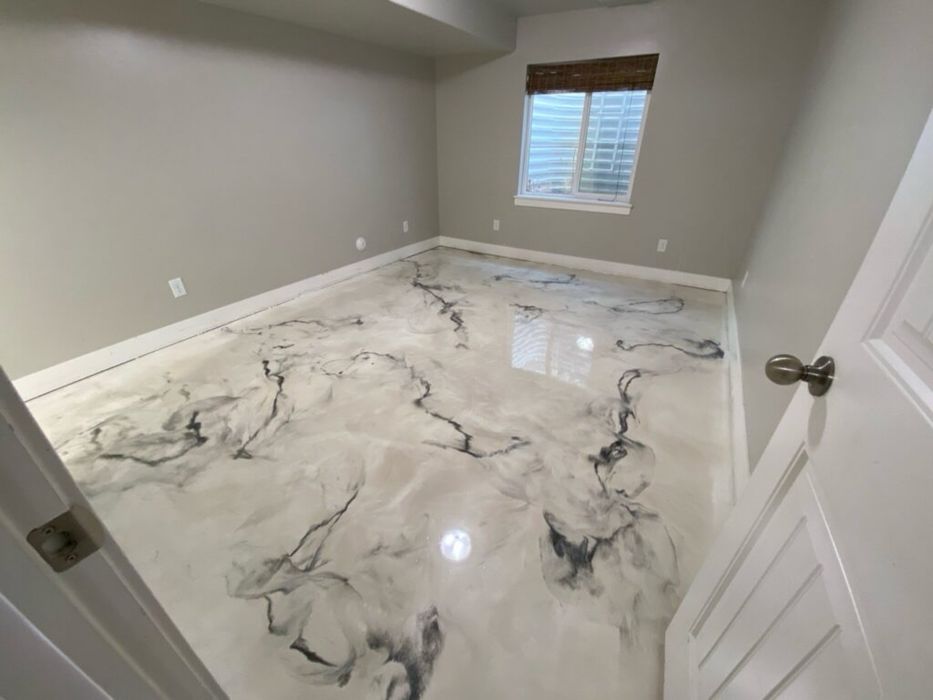 Aplicare Rășină Epoxy pe Podele și Mobilă