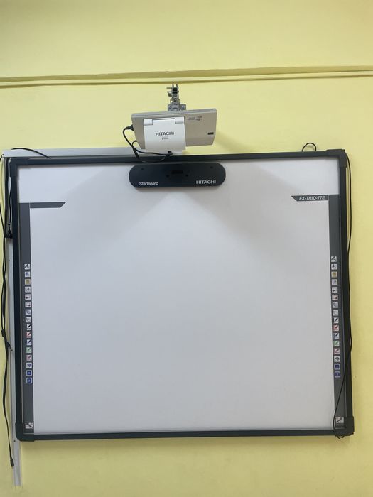 Tabla interactiva Hitachi si videoproiector