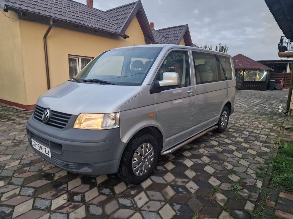 Volkswagen Transporter 9 locuri