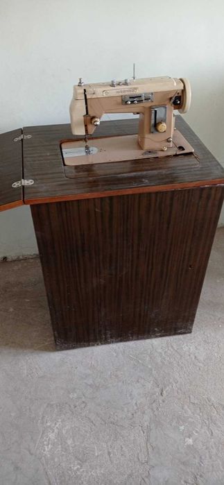 Спалня,подматрачно,матрак ,столове, електрическа шевна машина