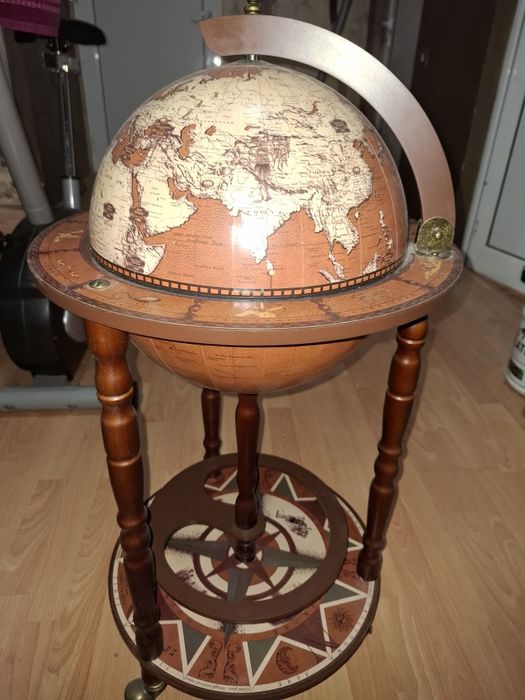 Бар  Глобус за алкохол на колела