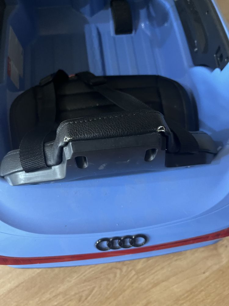 Акумулаторна кола Audi e-Tron 12V с кожена седалка и отварящи се врати