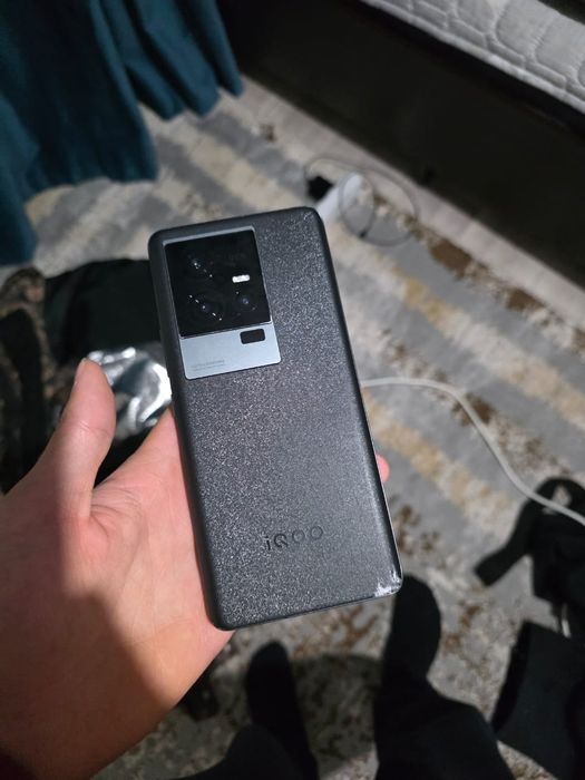 IQOO 11s 16/512 с сколом