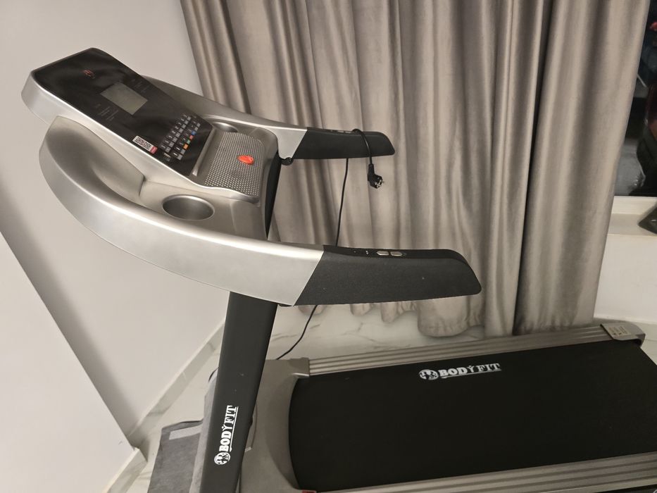 Banda de alergat electrica BodyFit® A2000, App Fitshow, Motor 2,5 CP,