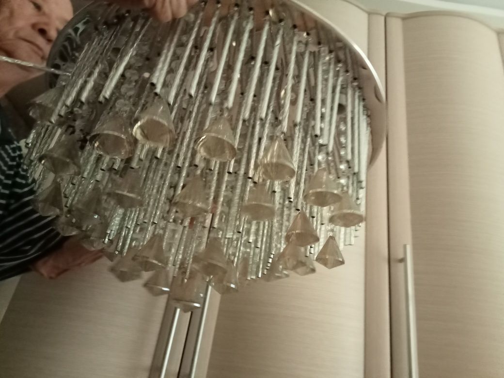 Продам люстру в зал