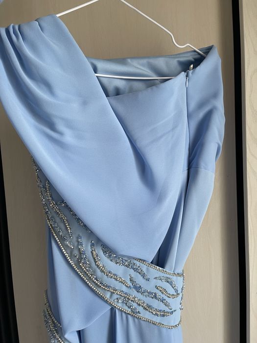 Голубое вечернее платье
