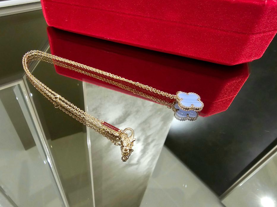 Van Cleef & Arpels VCA Rose Chalcedony Alhambra 1 Clover Дамско Колие