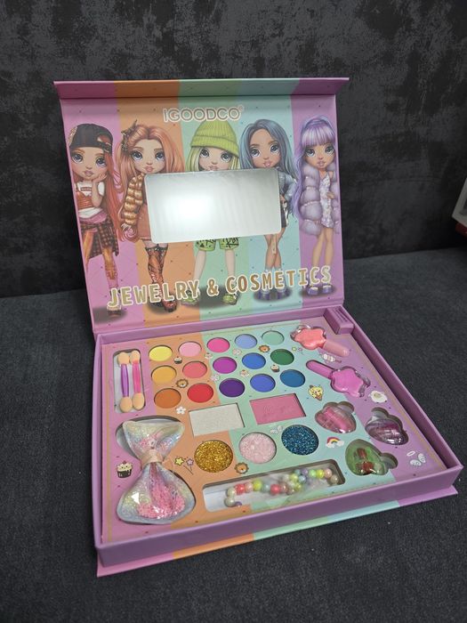 Комплект за красота с 29 бижута и гримове