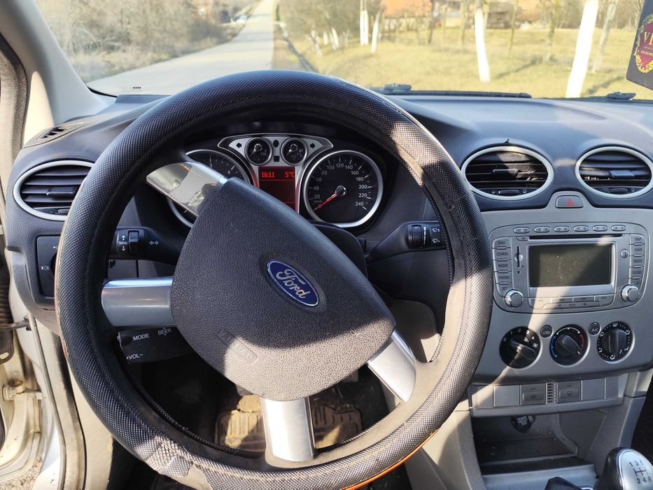 Vând Ford focus 2010 limuzina 1.6 tdci