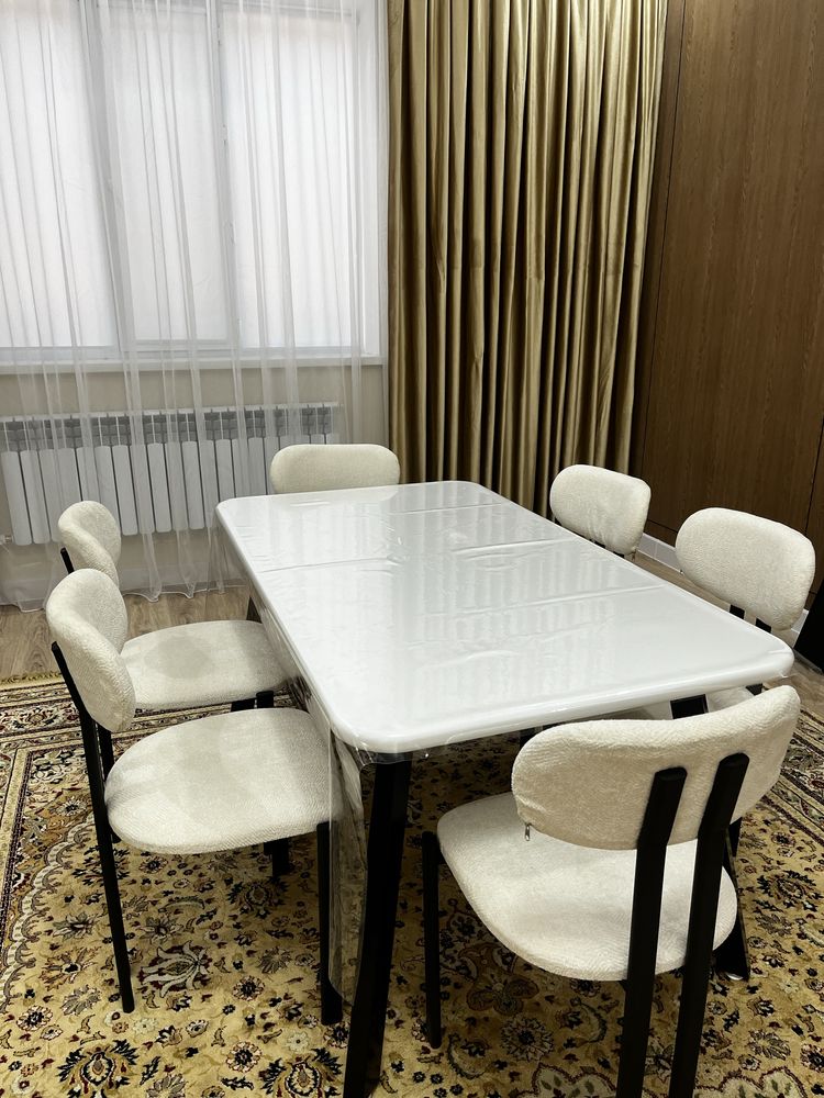 Стол стулья.