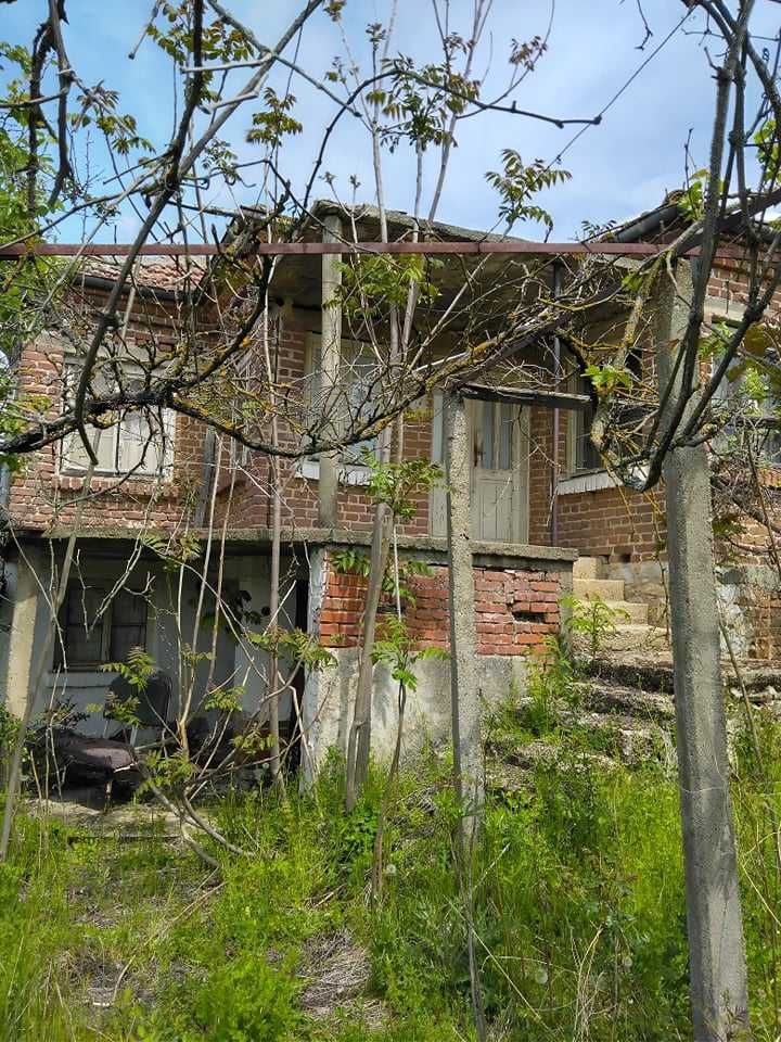 Двуетажна къща 96 кв.м с двор 2030 кв.м в с. Маломир