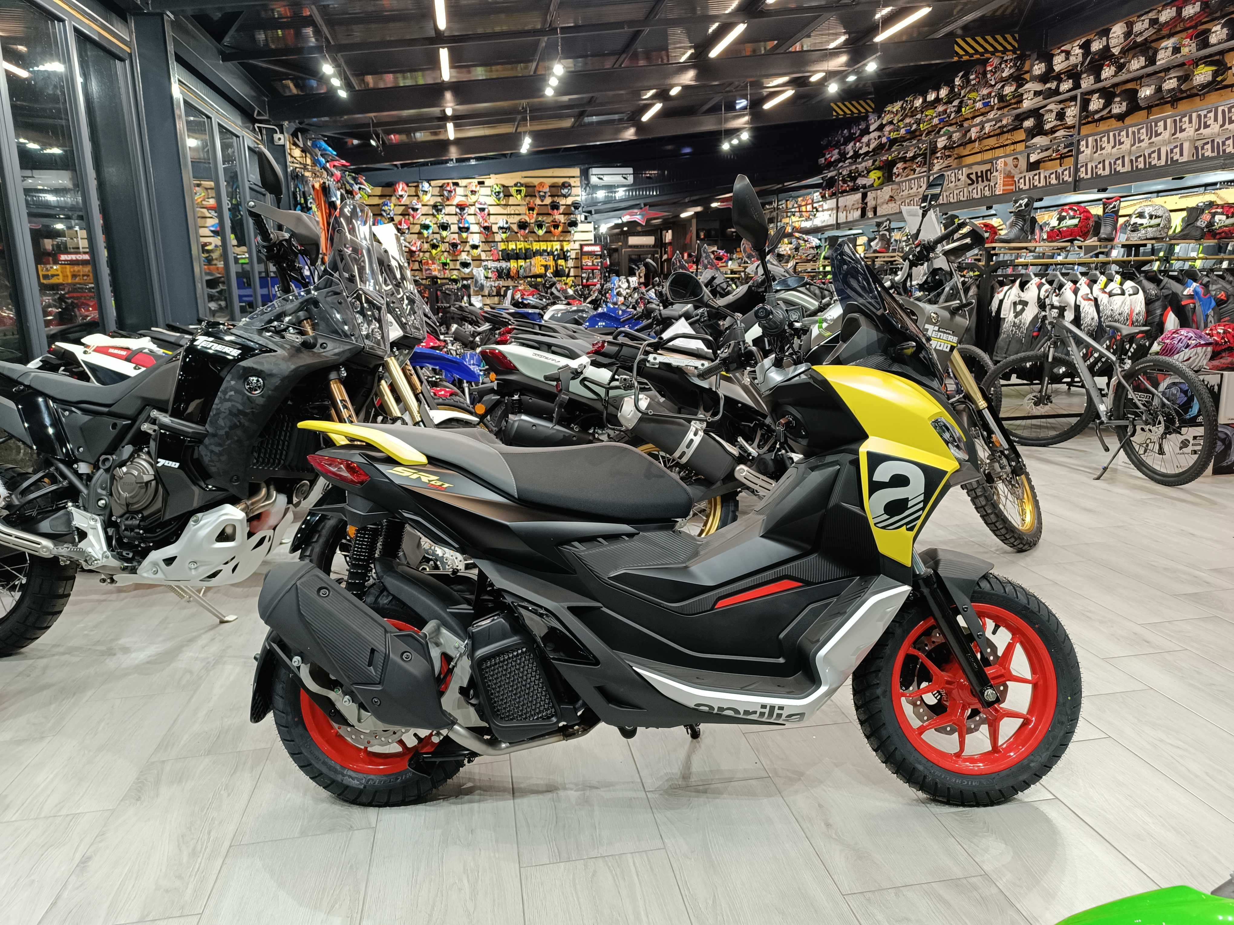 Aprilia SR GT 125 Sport-se conduce cu B-stoc EST BIKE Campina