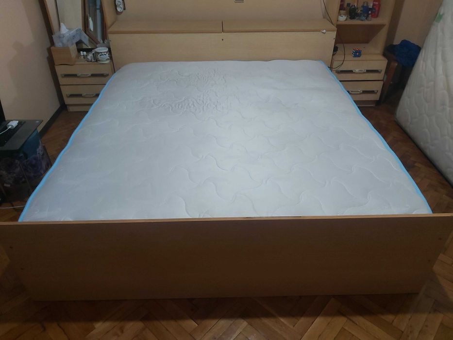 Спалня с матрак и двойна ракла