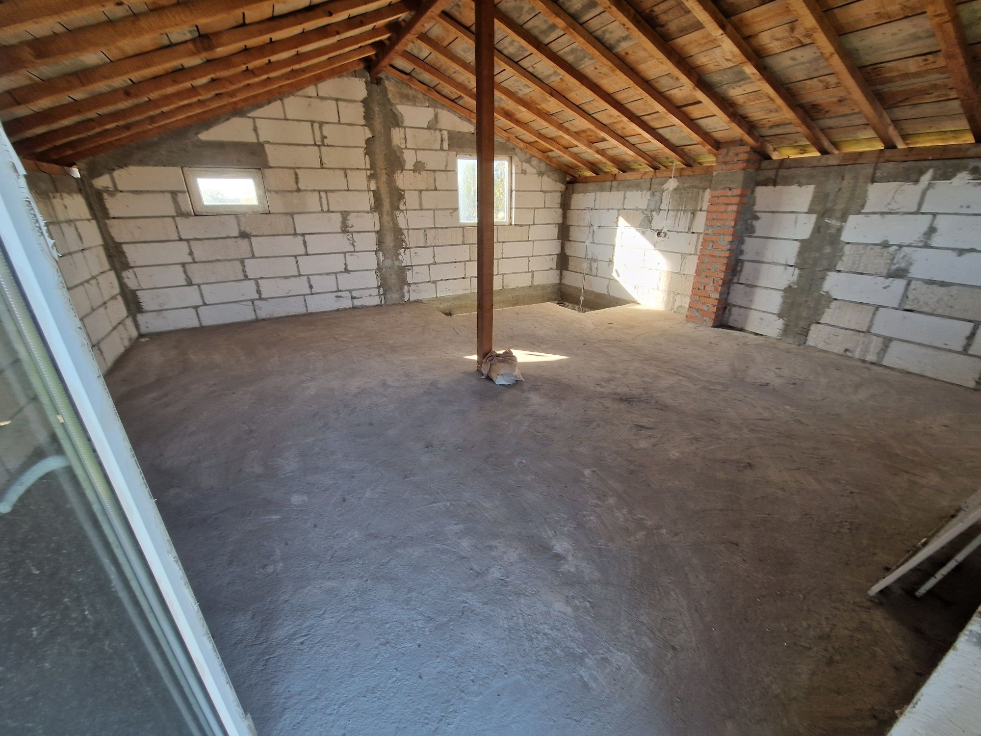 Casa la rosu din 2013 + teren 745 mp pe DN1  in Puchenii Mari