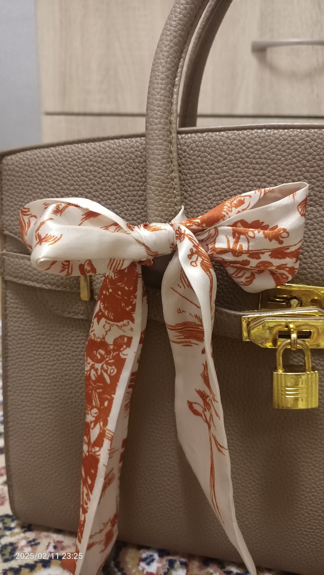 Стильная бежевая сумка в стиле Birkin
