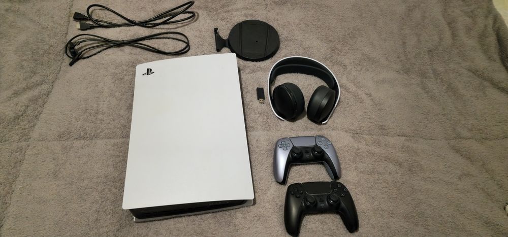 Playstation 5 + 2 controller + Playstation Pulse 3D Headphone