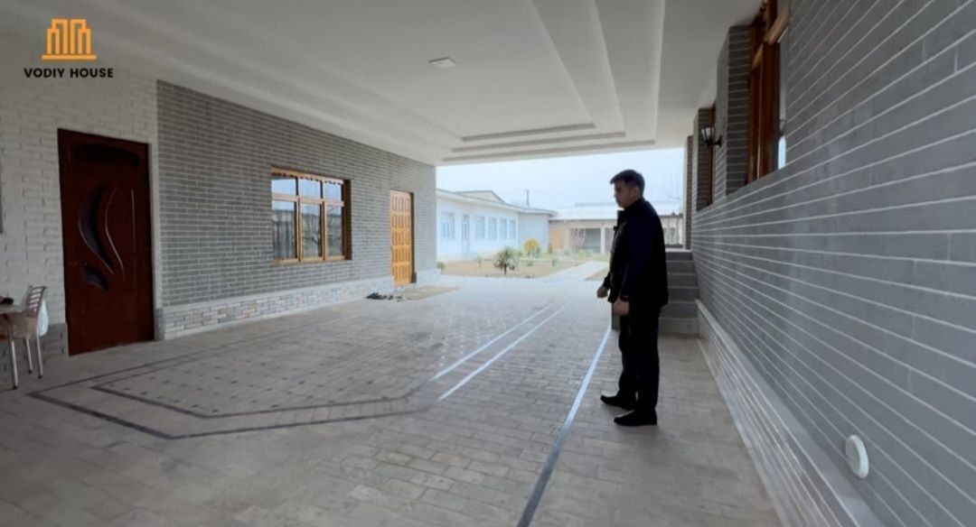 Hovli uy sotiladi