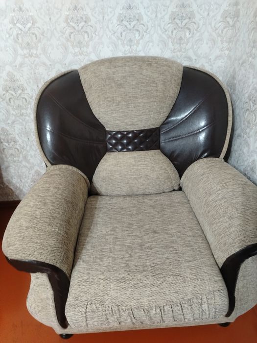 Продам диван с креслами