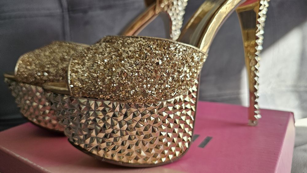 Обувки на висок ток - нови