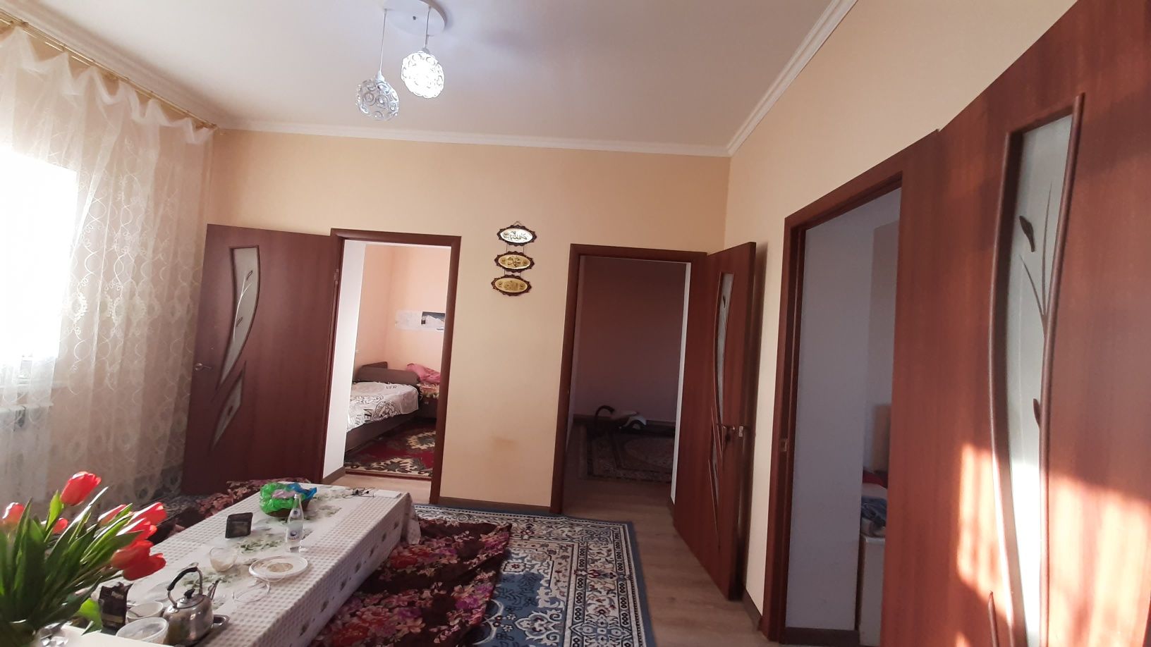 Қоршалған,  5 бөлмелі үй, есік алды стяжка, сарай бар,